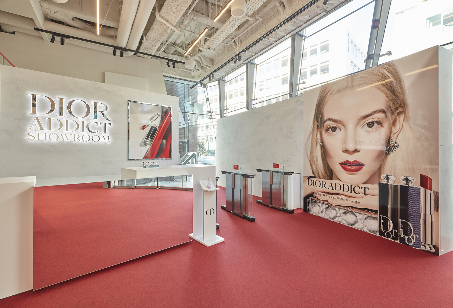 DIOR DIOR ADDICT SHOWROOM | WORKS 2022 | VISIONS AND PARADOX ...